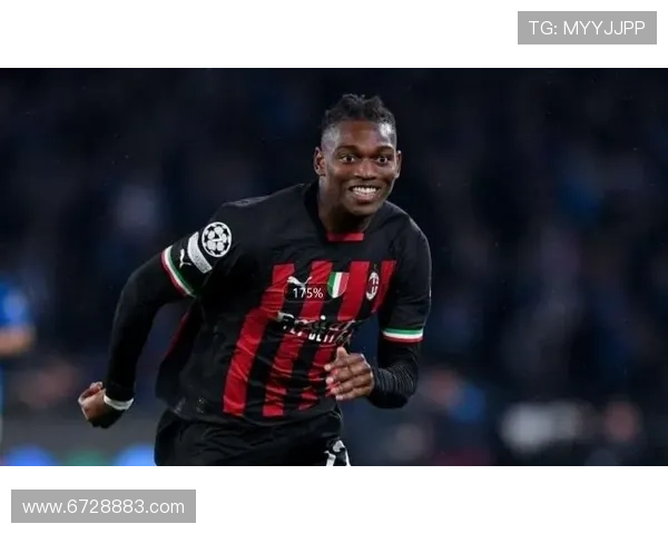 莱奥进球后拥抱迈尼昂一份支持